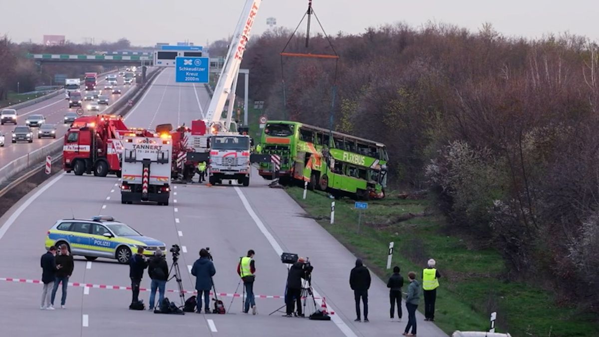 Autobus, v němž u Lipska zahynuli čtyři lidé, řídili Čech a Slovák. Řeší se, jestli se pohádali